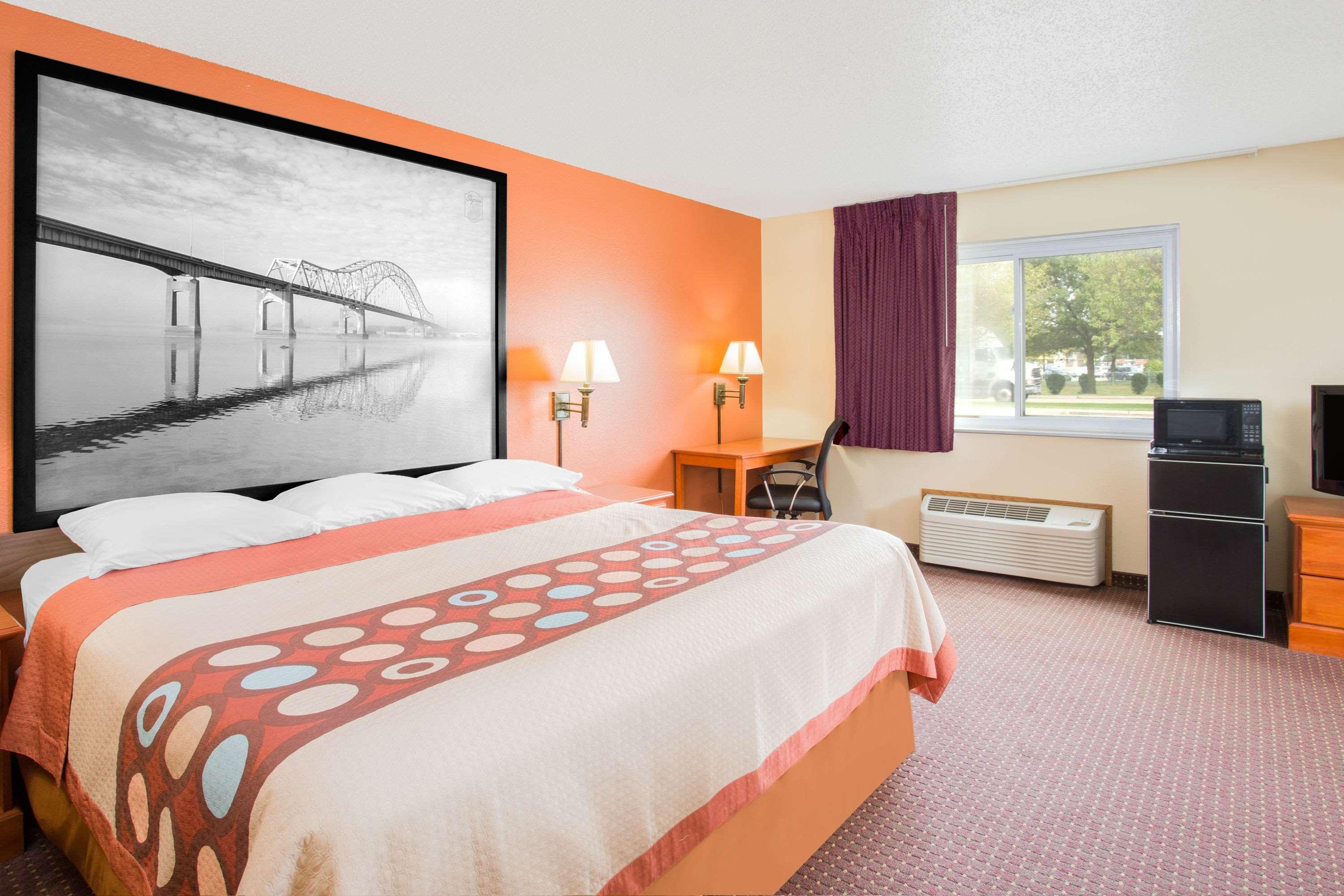 Super 8 By Wyndham Waverly Exterior photo