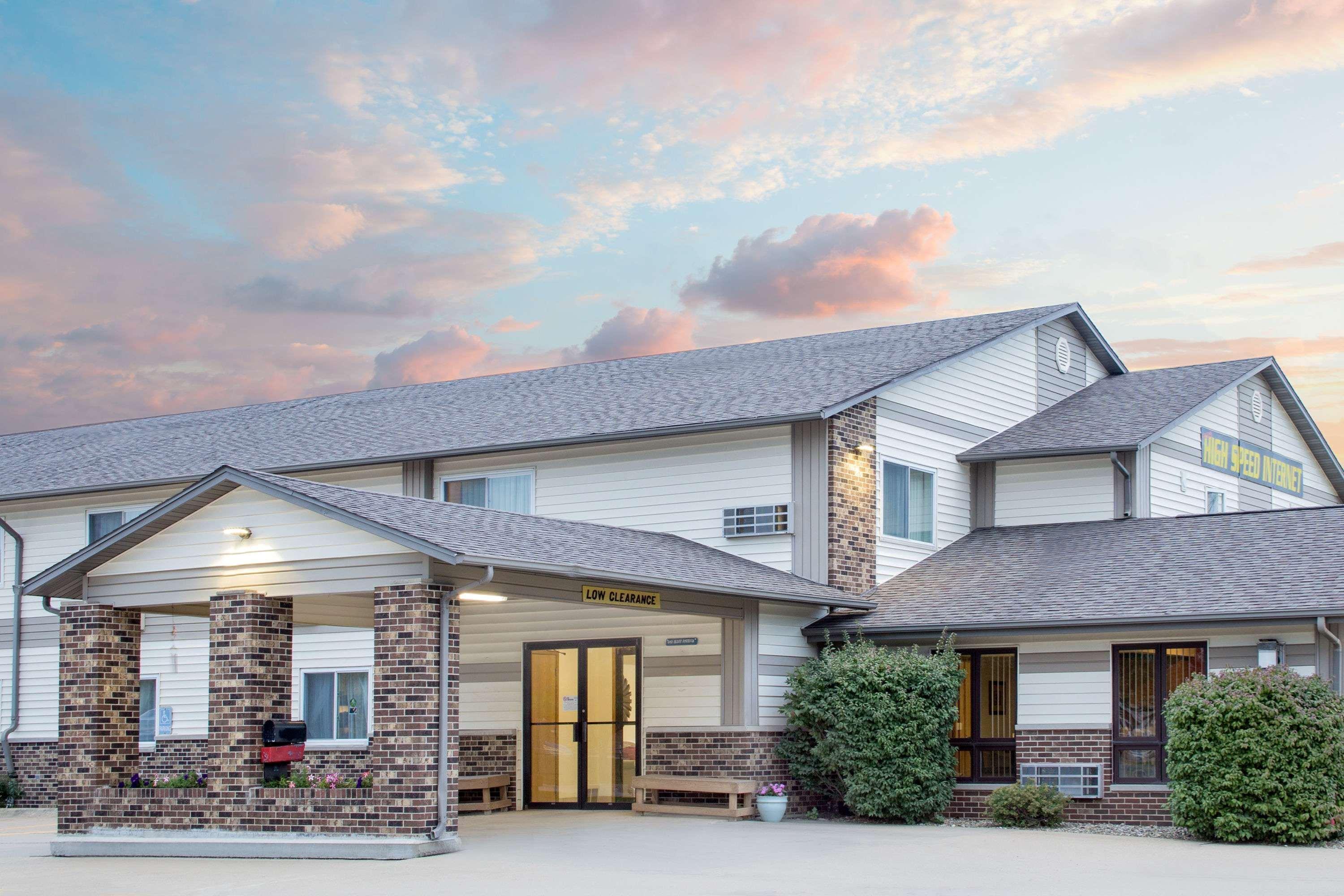 Super 8 By Wyndham Waverly Exterior photo