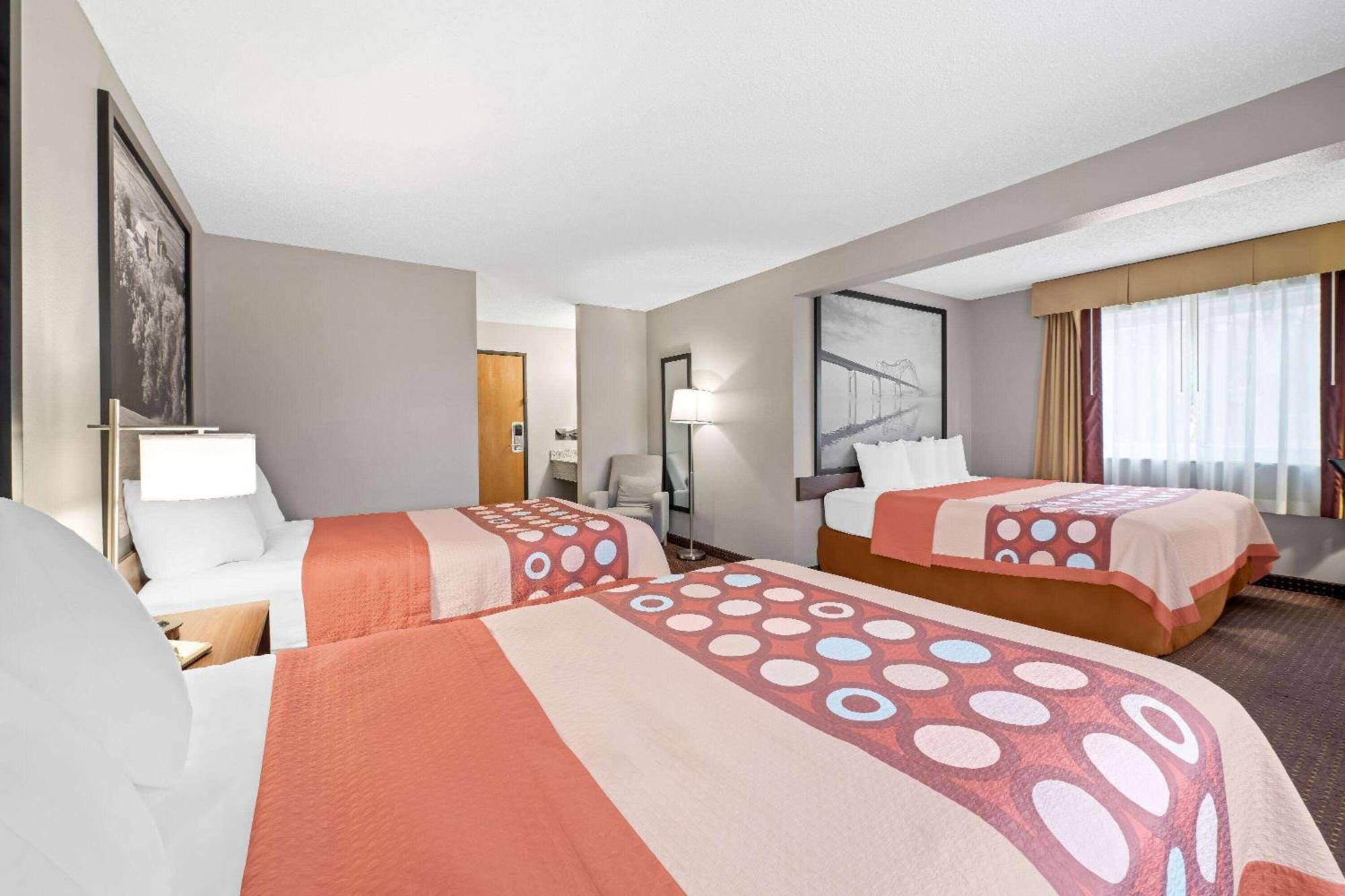 Super 8 By Wyndham Waverly Exterior photo