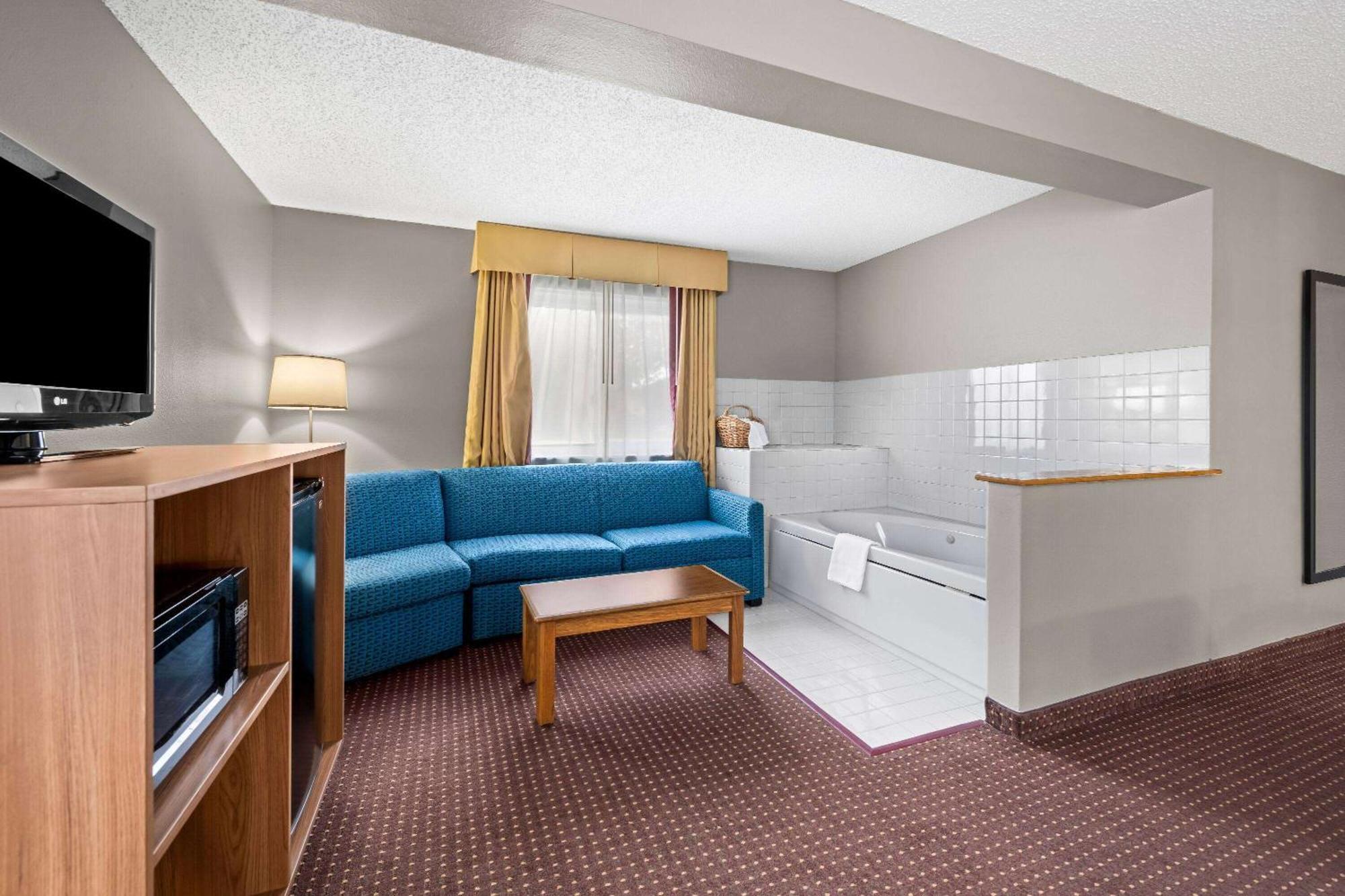 Super 8 By Wyndham Waverly Exterior photo