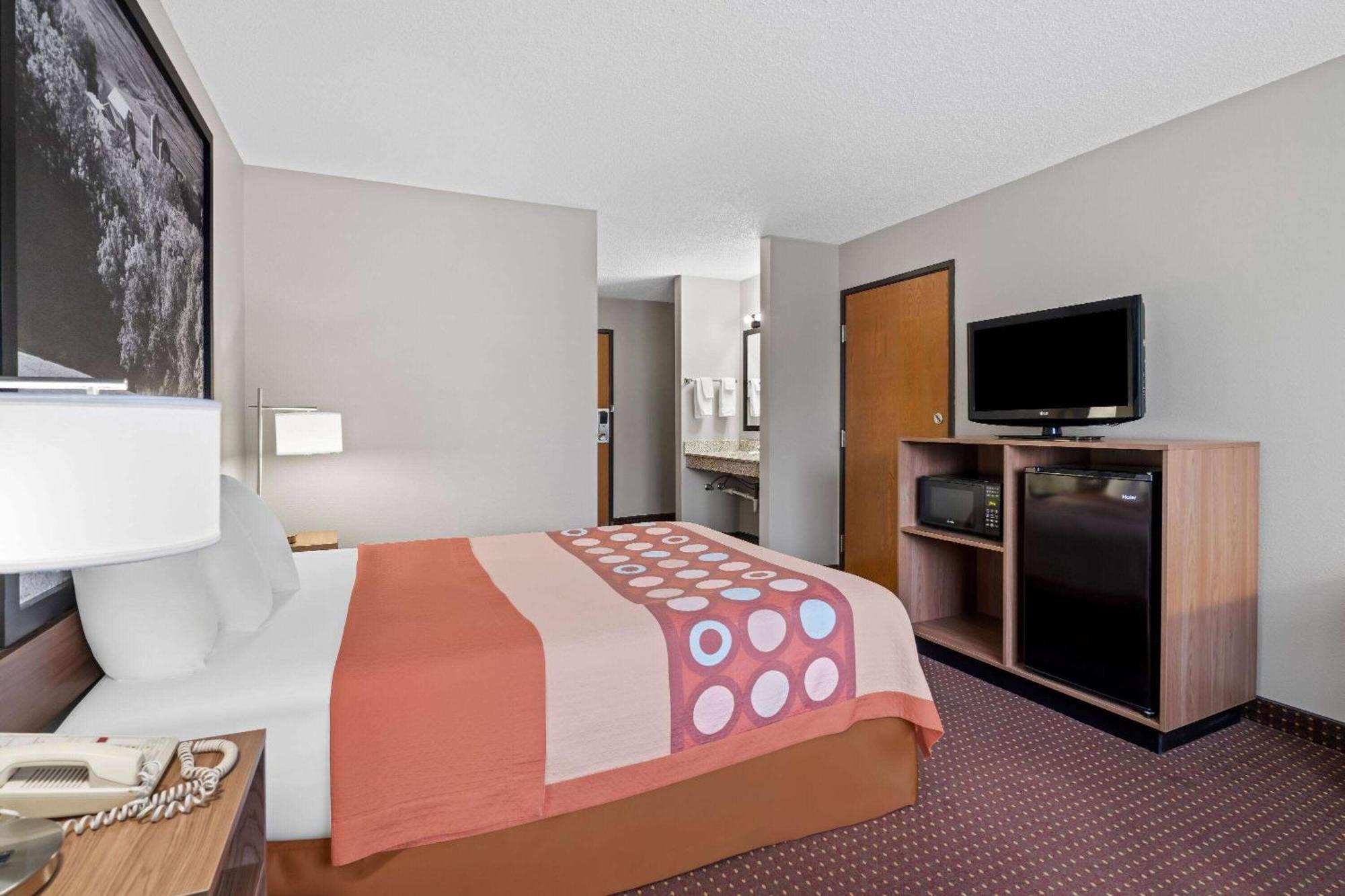 Super 8 By Wyndham Waverly Exterior photo