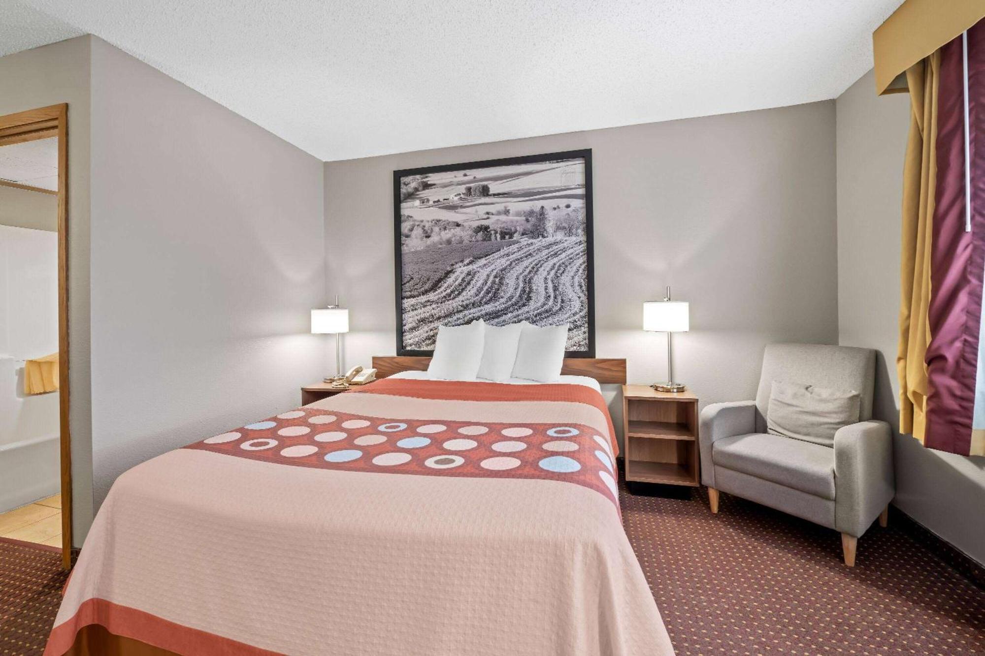 Super 8 By Wyndham Waverly Exterior photo