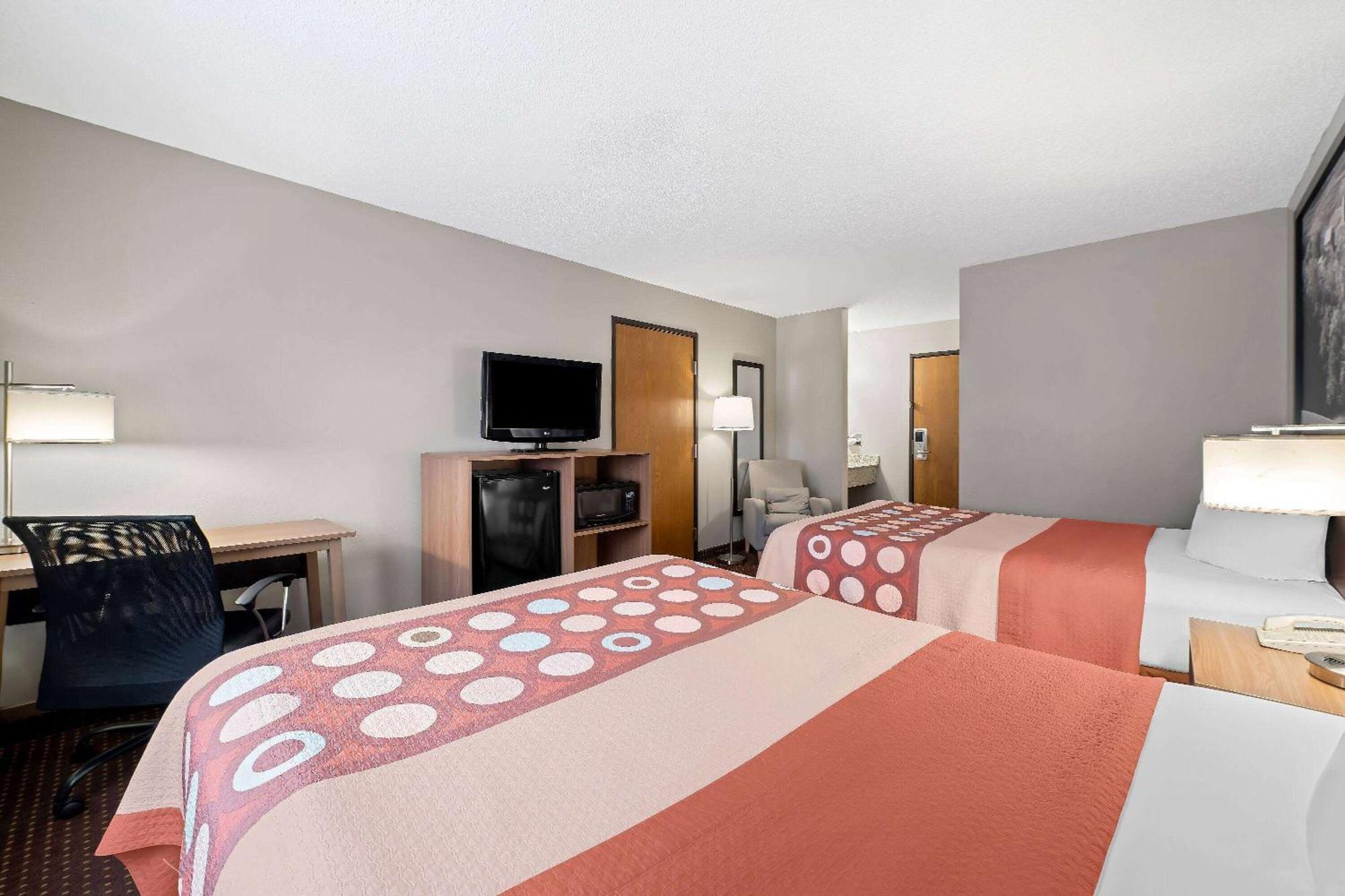 Super 8 By Wyndham Waverly Exterior photo