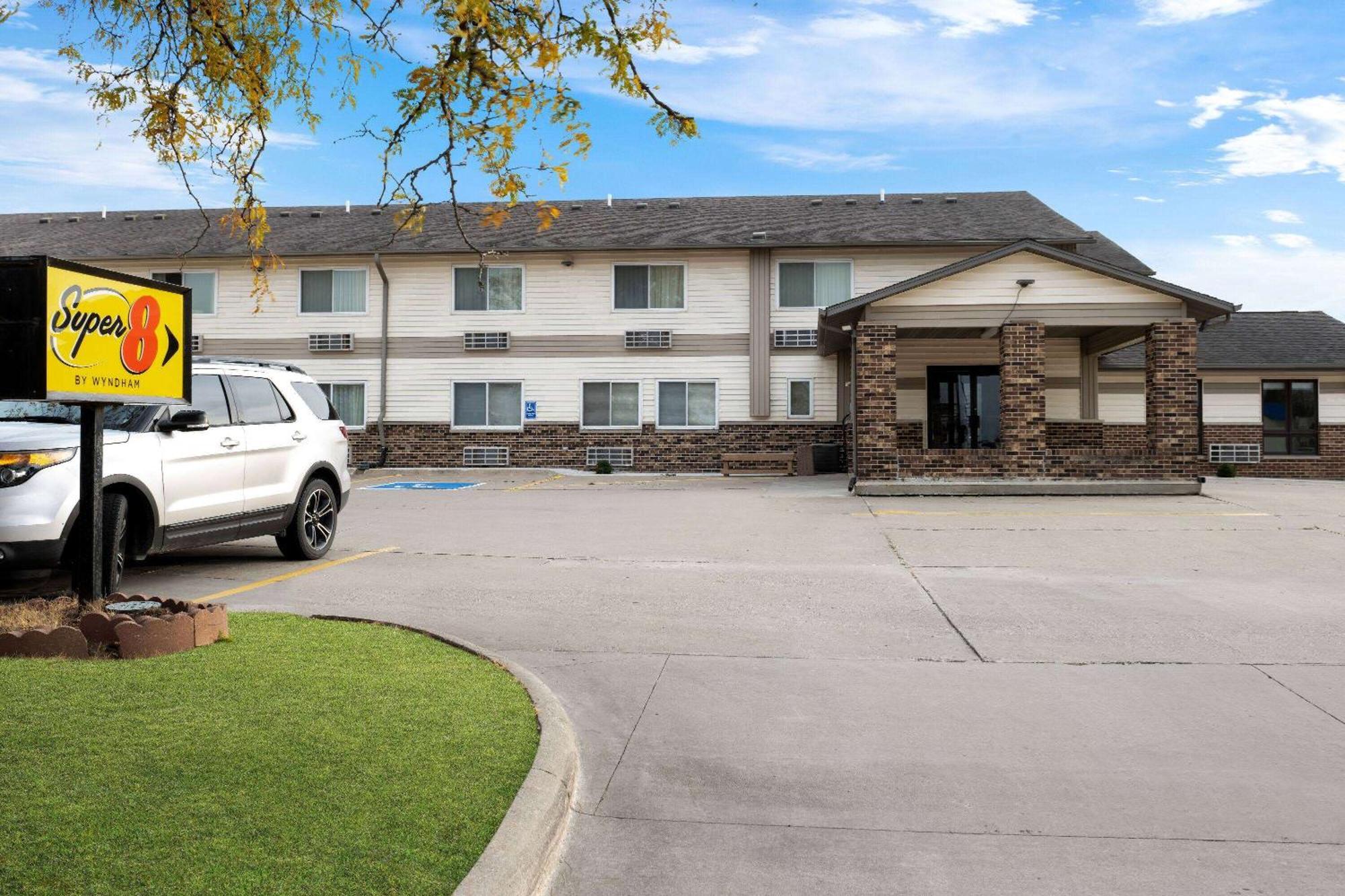 Super 8 By Wyndham Waverly Exterior photo