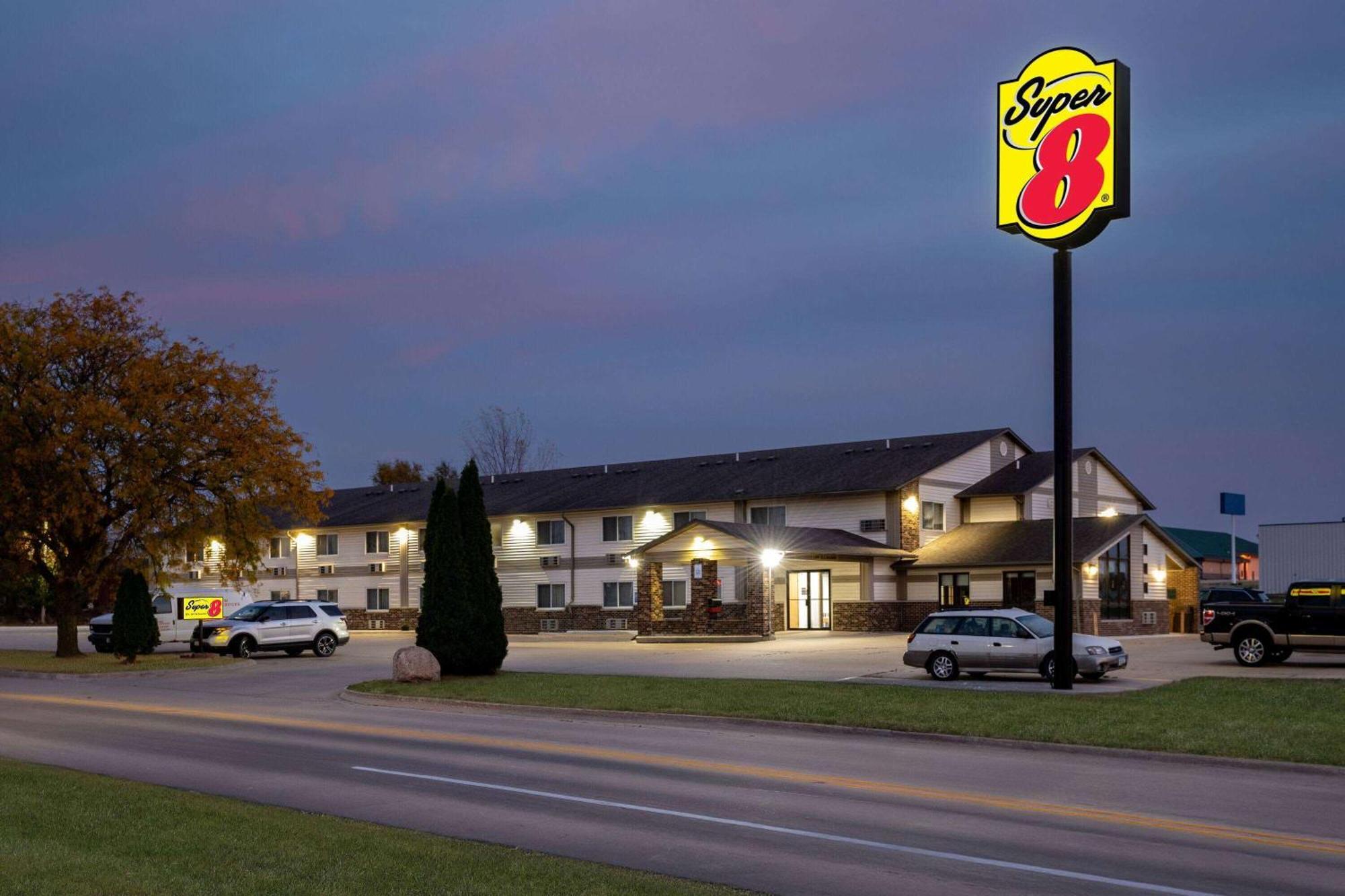 Super 8 By Wyndham Waverly Exterior photo