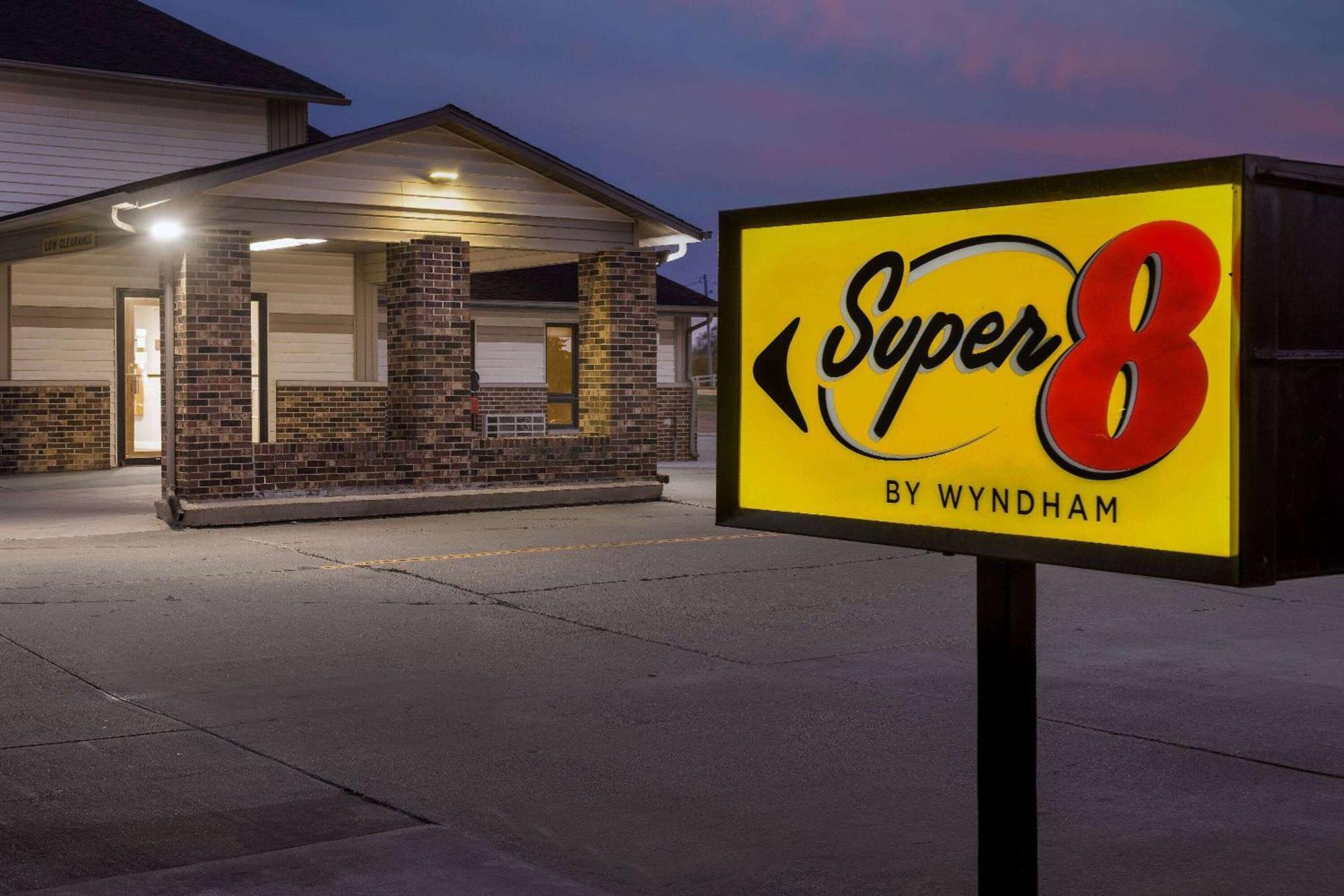 Super 8 By Wyndham Waverly Exterior photo