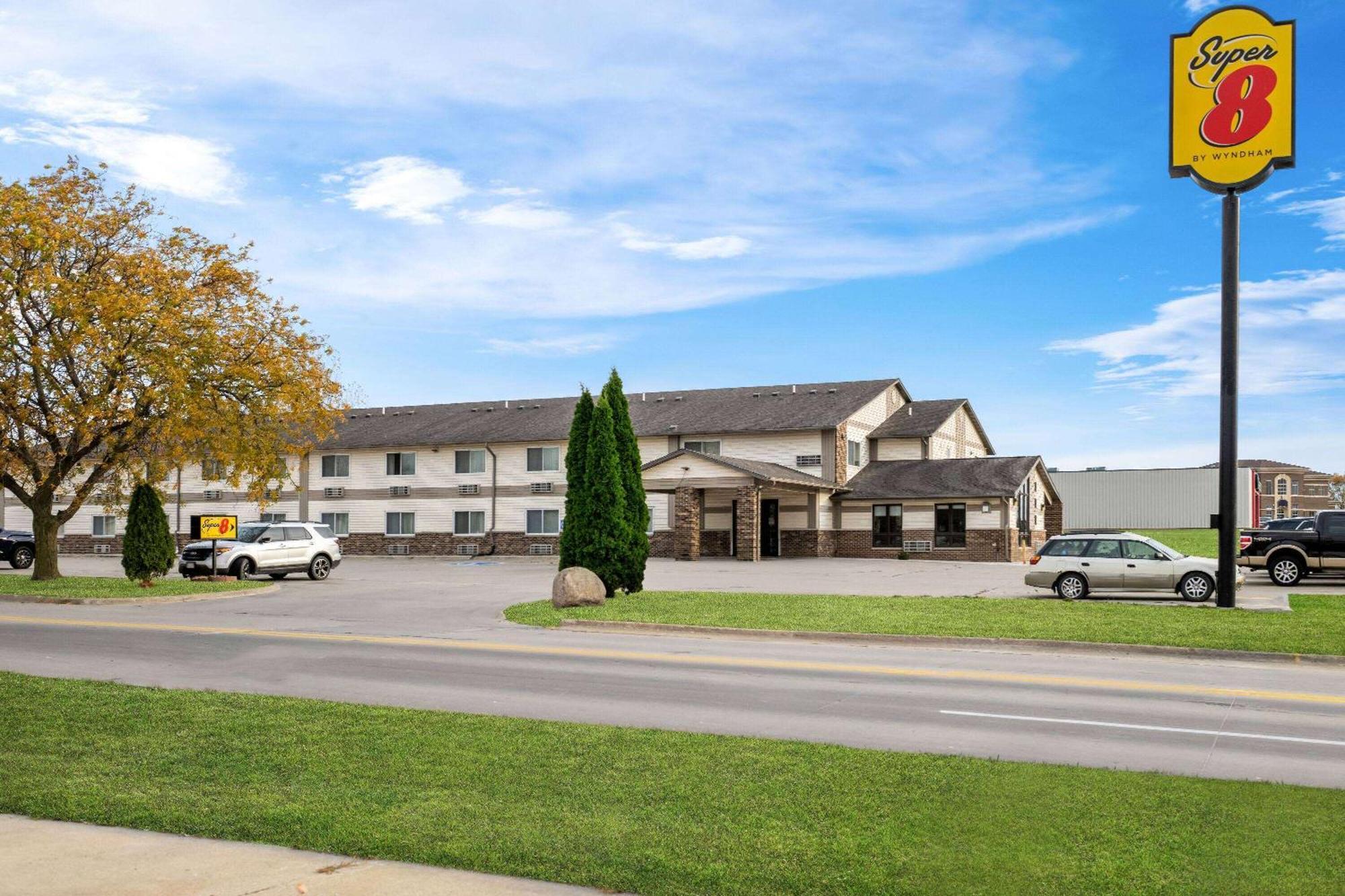Super 8 By Wyndham Waverly Exterior photo