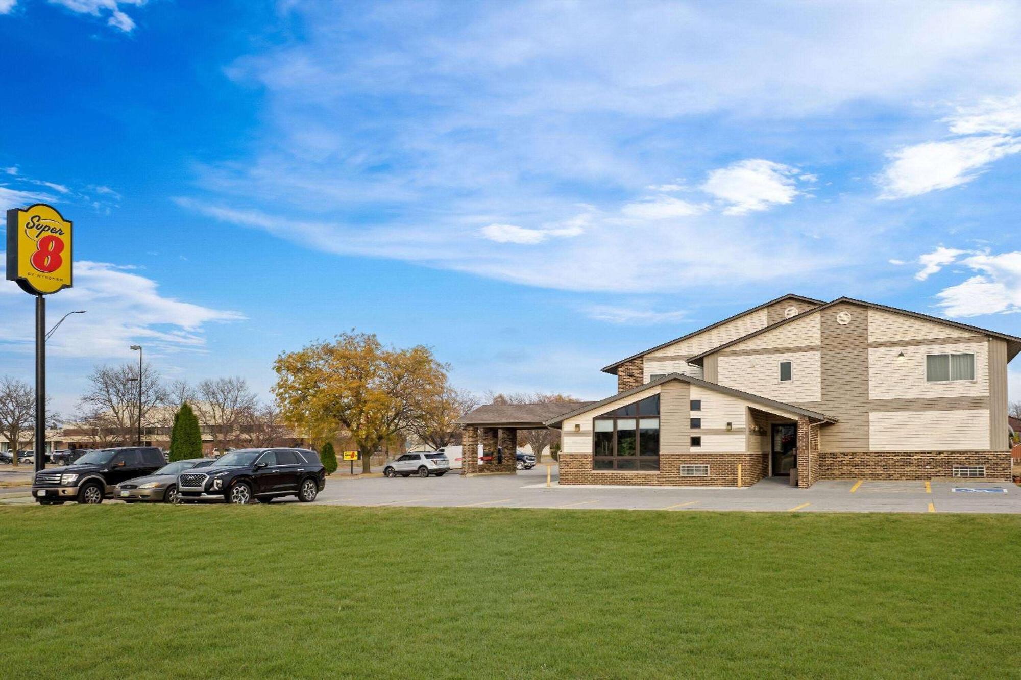 Super 8 By Wyndham Waverly Exterior photo